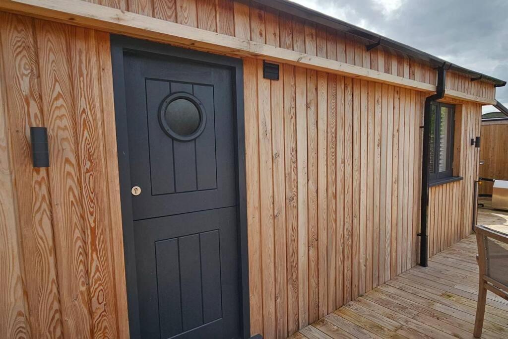 Humberston Boathouse Lodge & Hot Tub - Cleethorpes Beach Cabin Chalet Exterior photo